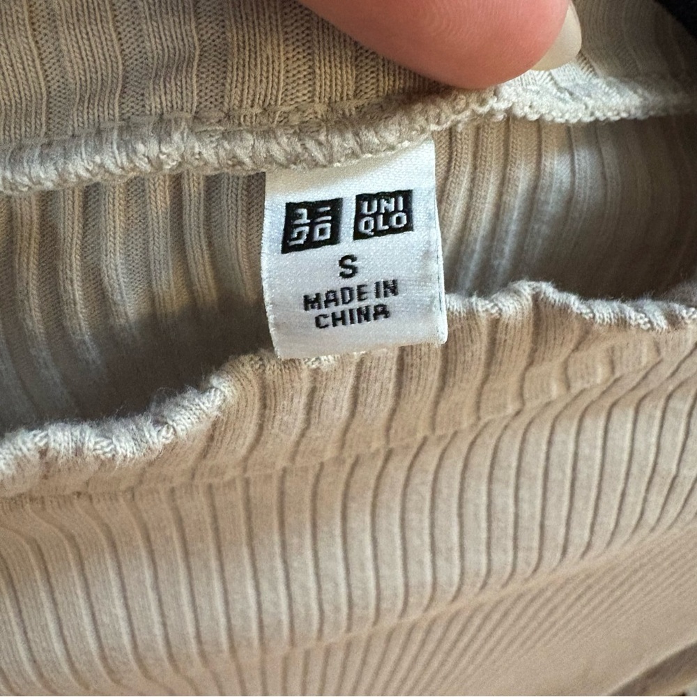 Uniqlo Ribbed Beige Turtleneck Shirt Size Small Neutral Long Sleeve - Picture 5 of 9